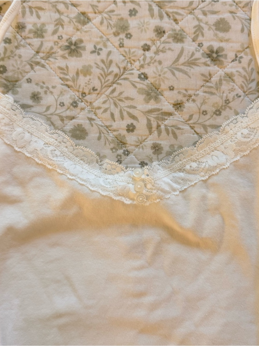Brandy Melville white lace cami top with button details - Picture 2 of 6